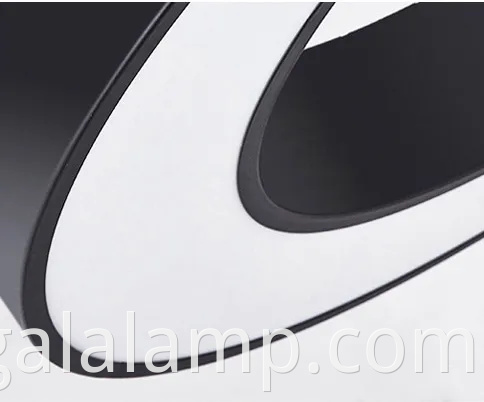 Elegante candelabro LED en blanco y negro para espacios modernos